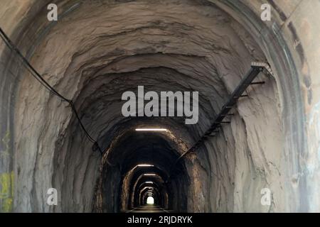 Peljesac, Kroatien. August 2023. Der Dingac-Tunnel ist am 10. August 2023 auf der Küstenstraße von Potomje (einem Dorf auf der Halbinsel Peljesac, das für seine Weine berühmt ist) nach Trstenik bei Peljesac in Kroatien abgebildet. Der 400 m lange Tunnel wurde 1973 gebaut. Von den Winzern des Gebiets, um die Trauben zu transportieren. Foto: Emica Elvedji/PIXSELL Credit: Pixsell/Alamy Live News Stockfoto