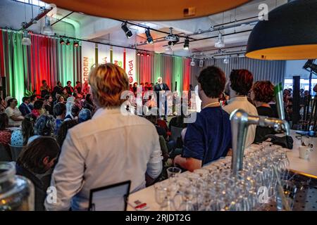 DEN HAAG - Frans Timmermans im Gespräch mit Parteimitgliedern von GroenLinks und der PvdA. Timmermans ist der beabsichtigte neue Führer der gemeinsamen Partei für die Parlamentswahlen. ANP ROBIN UTRECHT niederlande aus - belgien aus Stockfoto