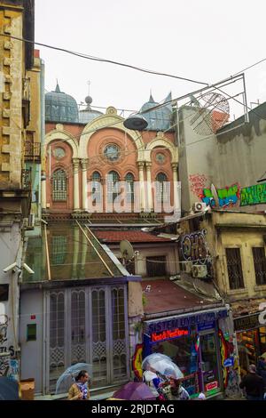 Stanbul, Türkei, 9. Mai 2014: Neve Shalom Synagoge in der zentralen Straße in Istanbul an regnerischem Frühlingstag Stockfoto