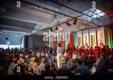 DEN HAAG - Frans Timmermans im Gespräch mit Parteimitgliedern von GroenLinks und der PvdA. Timmermans ist der beabsichtigte neue Führer der gemeinsamen Partei für die Parlamentswahlen. ANP ROBIN UTRECHT niederlande aus - belgien aus Stockfoto