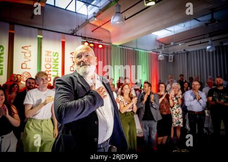 DEN HAAG - Frans Timmermans im Gespräch mit Parteimitgliedern von GroenLinks und der PvdA. Timmermans ist der beabsichtigte neue Führer der gemeinsamen Partei für die Parlamentswahlen. ANP ROBIN UTRECHT niederlande aus - belgien aus Stockfoto