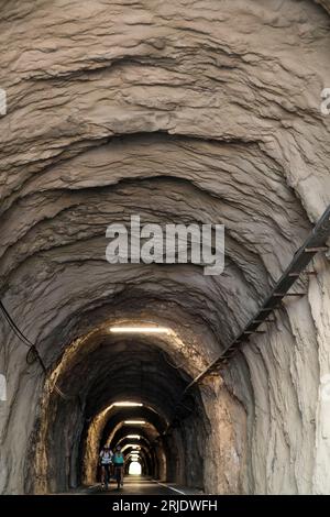 Peljesac, Kroatien. August 2023. Der Dingac-Tunnel ist am 10. August 2023 auf der Küstenstraße von Potomje (einem Dorf auf der Halbinsel Peljesac, das für seine Weine berühmt ist) nach Trstenik bei Peljesac in Kroatien abgebildet. Der 400 m lange Tunnel wurde 1973 gebaut. Von den Winzern des Gebiets, um die Trauben zu transportieren. Foto: Emica Elvedji/PIXSELL Credit: Pixsell/Alamy Live News Stockfoto
