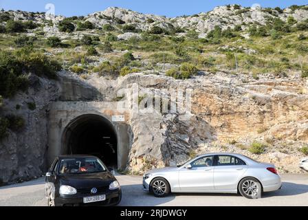 Peljesac, Kroatien. August 2023. Der Dingac-Tunnel ist am 10. August 2023 auf der Küstenstraße von Potomje (einem Dorf auf der Halbinsel Peljesac, das für seine Weine berühmt ist) nach Trstenik bei Peljesac in Kroatien abgebildet. Der 400 m lange Tunnel wurde 1973 gebaut. Von den Winzern des Gebiets, um die Trauben zu transportieren. Foto: Emica Elvedji/PIXSELL Credit: Pixsell/Alamy Live News Stockfoto