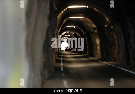 Peljesac, Kroatien. August 2023. Der Dingac-Tunnel ist am 10. August 2023 auf der Küstenstraße von Potomje (einem Dorf auf der Halbinsel Peljesac, das für seine Weine berühmt ist) nach Trstenik bei Peljesac in Kroatien abgebildet. Der 400 m lange Tunnel wurde 1973 gebaut. Von den Winzern des Gebiets, um die Trauben zu transportieren. Foto: Emica Elvedji/PIXSELL Credit: Pixsell/Alamy Live News Stockfoto
