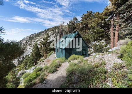 Mt. Baldy, Kalifornien, USA - 15. August 2023: Die historische San Antonio Ski Hut auf dem Weg zum Mt Baldy Peak in den San Gabriel Mountains bei Los an Stockfoto