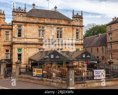 Old Schoolhouse Pub, früher Woodside School (1882, Robert Dalgleish), damals Lehrerzentrum im West End von Glasgow, Schottland. Stockfoto