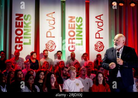 DEN HAAG - Frans Timmermans im Gespräch mit Parteimitgliedern von GroenLinks und der PvdA. Timmermans ist der beabsichtigte neue Führer der gemeinsamen Partei für die Parlamentswahlen. ANP ROBIN UTRECHT niederlande aus - belgien aus Stockfoto