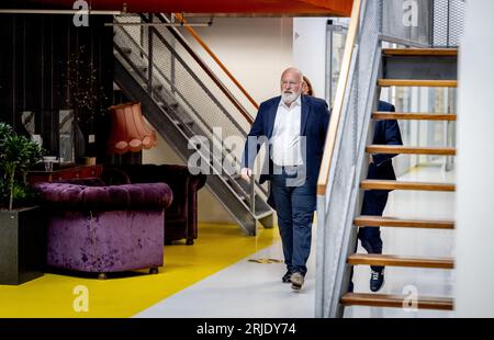 DEN HAAG - Frans Timmermans im Gespräch mit Parteimitgliedern von GroenLinks und der PvdA. Timmermans ist der beabsichtigte neue Führer der gemeinsamen Partei für die Parlamentswahlen. ANP ROBIN UTRECHT niederlande aus - belgien aus Stockfoto