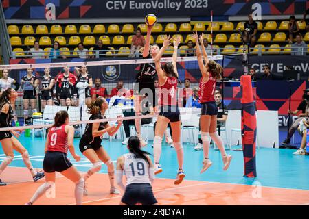 Turin, Italien. August 2023. Laura Künzler (L) aus der Schweiz, Boana Butigan (C) und Rene Sain (R) aus Kroatien wurden während der CEV EuroVolley 2023 Women Final Round zwischen Kroatien und der Schweiz in der Sporthalle Gianni Asti in Aktion gesehen. Endstand; Kroatien 1:3 Schweiz. (Foto: Davide Di Lalla/SOPA Images/SIPA USA) Credit: SIPA USA/Alamy Live News Stockfoto