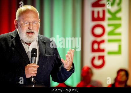 DEN HAAG - Frans Timmermans im Gespräch mit Parteimitgliedern von GroenLinks und der PvdA. Timmermans ist der beabsichtigte neue Führer der gemeinsamen Partei für die Parlamentswahlen. ANP ROBIN UTRECHT niederlande aus - belgien aus Stockfoto