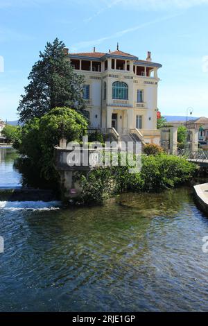 Private Villa Von 1880 Am Fluss Sorgue, Heimat Der Miller Honore Dumas. Heute Caisse D'epargne Bank, Isle-sur-la-sorgue, Vaucluse, Luberon Stockfoto