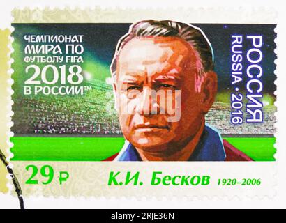 MOSKAU, RUSSLAND - 30. OKTOBER 2022: Die in Russland gedruckte Briefmarke zeigt Konstantin Beskov (1920-2006), FIFA-Weltmeisterschaft 2018, Russland - Legenden von Russland Stockfoto