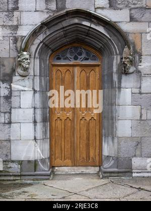 In Dublin Castle in Dublin City, Irland, wurden Köpfe an einer Tür geformt. Stockfoto