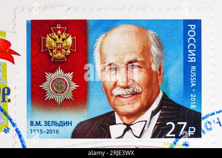 MOSKAU, RUSSLAND - 30. OKTOBER 2022: Briefmarke gedruckt in Russland zeigt Holder of 'Order of Merit' V.M. Zeldin (1915−2016), Serie, ca. 2018 Stockfoto