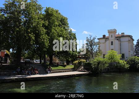 Ruhiger Tag am Ufer des Flusses Sorgue in L'Isle-sur-la-Sorgue an einem sonnigen Frühlingstag mit nur wenigen Personen oder Touristen. Im Sommer ist es voll Stockfoto