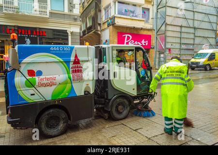 Istanbul, Türkei, 10. Mai 2014: Sweeper Reinigungsmaschine und Arbeiter in der Istiklal High Street in Istanbul Innenstadt an regnerischem Frühlingstag Stockfoto