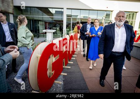 DEN HAAG - Frans Timmermans im Gespräch mit Parteimitgliedern von GroenLinks und der PvdA. Timmermans ist der beabsichtigte neue Führer der gemeinsamen Partei für die Parlamentswahlen. ANP ROBIN UTRECHT niederlande aus - belgien aus Stockfoto