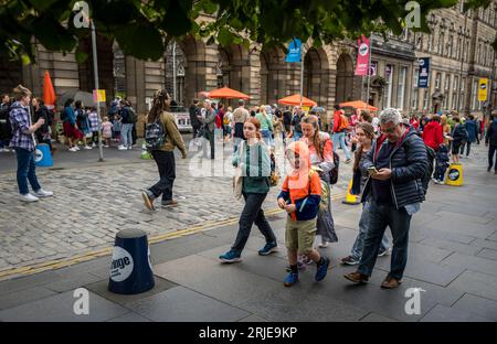 Eine Szene in Edinburghs Royal Mile während der letzten Woche des Edinburgh Festival Fringe 2023. Stockfoto