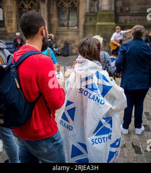 Eine Szene in Edinburghs Royal Mile während der letzten Woche des Edinburgh Festival Fringe 2023. Stockfoto