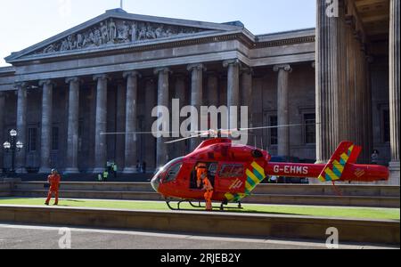 London, England, Großbritannien. August 2023. Ein Air Ambulance Helikopter landet vor dem British Museum wegen eines Vorfalls auf dem nahe gelegenen Russell Square. (Bild: © Vuk Valcic/ZUMA Press Wire) NUR REDAKTIONELLE VERWENDUNG! Nicht für kommerzielle ZWECKE! Stockfoto