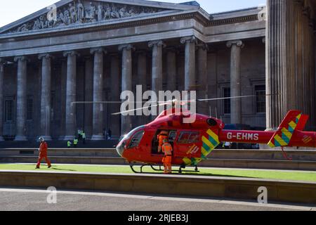 London, England, Großbritannien. August 2023. Ein Air Ambulance Helikopter landet vor dem British Museum wegen eines Vorfalls auf dem nahe gelegenen Russell Square. (Bild: © Vuk Valcic/ZUMA Press Wire) NUR REDAKTIONELLE VERWENDUNG! Nicht für kommerzielle ZWECKE! Stockfoto