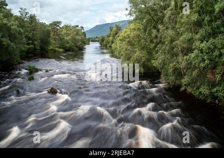 Der Fluss Affric fließt durch Glen Affric in den schottischen Highlands Stockfoto