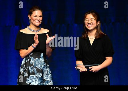 STOCKHOLM 20230822 Kronprinzessin Victoria vergibt den Stockholm Junior Water Prize 2023 an Naomi Park, USA, für ihre Forschung zur Entfernung von Kohlendioxid und Ölprodukten aus dem Meer im Stockholm Waterfront Congress Centre, Schweden, 22. August 2023. Foto Jonas Ekstromer / TT / Code 10030 Stockfoto