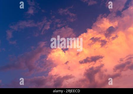 Rosa Himmel, Abenddämmerung Wolke bei Sonnenuntergang, idyllische Naturwolke, dramatisches Sonnenlicht mit majestätischem friedlichen Himmel in der Sommersaison. Lila Himmel in der Dämmerung Stockfoto