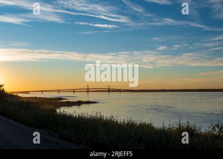 Wunderschöner Sonnenuntergang über der Deh Cho River Bridge, Mackenzie River, Mackenzie Highway, Fort Providence. Nordwest-Territorien, NT Kanada Stockfoto