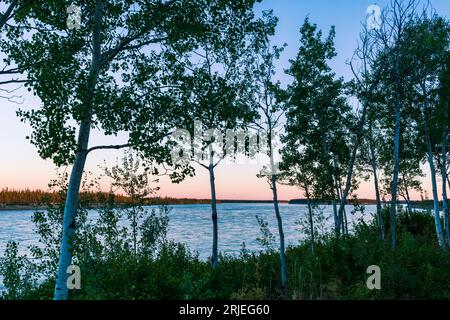 Wunderschöner orangenrosafarbener Sonnenuntergang über dem Mackenzie River in der Nähe von Fort Providence, NT Canada Stockfoto