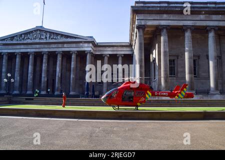 London, Großbritannien. August 2023. Ein Air Ambulance Helikopter landet vor dem British Museum wegen eines Vorfalls auf dem nahe gelegenen Russell Square. Quelle: Vuk Valcic/Alamy Live News Stockfoto