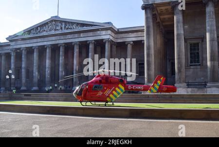 London, Großbritannien. August 2023. Ein Air Ambulance Helikopter landet vor dem British Museum wegen eines Vorfalls auf dem nahe gelegenen Russell Square. Quelle: Vuk Valcic/Alamy Live News Stockfoto