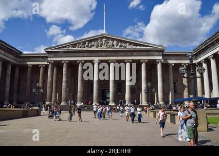 London, Großbritannien. August 2023. Außenansicht des British Museum, da Berichten zufolge fast 2000 Artefakte im Wert von Millionen Pfund aus dem Museum gestohlen wurden. Quelle: Vuk Valcic/Alamy Live News Stockfoto