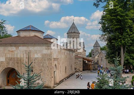 Gosh, Armenien - 08. August 2023: Goshavank Armenisches mittelalterliches Kloster im Dorf Gosh an sonnigen Tagen mit Touristen, die die s besuchen Stockfoto