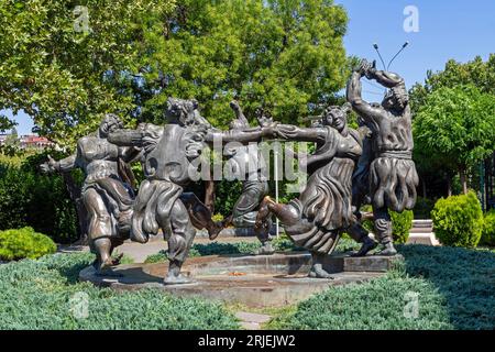 Tiflis, Georgia - 07. August 2023: Berühmte Ringstatue des Volkstanzes Berikaoba auf der David Agmashenebeli Avenue in der Altstadt Stockfoto