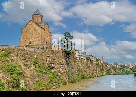 Die Mariä Himmelfahrt Kirche von Metekhi ist eine georgisch-orthodoxe christliche Kirche am linken Ufer des Flusses KuraIt an der Metekhi Klippe Stockfoto