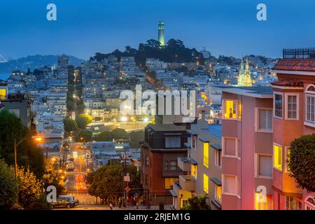 Coit Tower und Telegraph Hill bei Nacht, San Francisco Kalifornien, USA Stockfoto