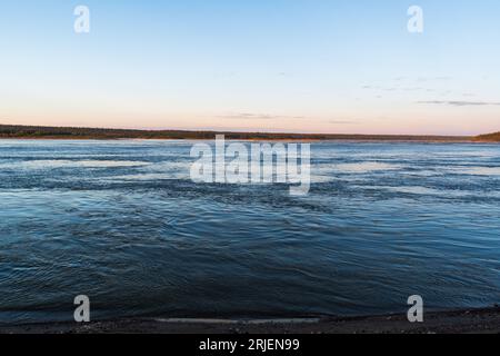 Sonnenuntergang über dem Slave River, Fort Smith, Northwest Territories, NT Kanada Stockfoto