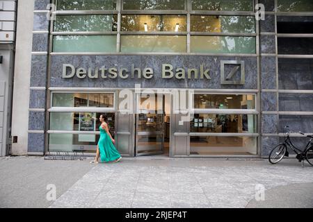 Berlin, Deutschland. August 2023. Am 22. August 2023 stand das Gebäude der Deutschen Bank am Kurfürstendamm 28 in Berlin inmitten der deutschen Wirtschaftskrise. Trotz der Bemühungen, durch turbulente Gewässer zu navigieren, blieb das saisonbereinigte reale Bruttoinlandsprodukt (BIP) des Landes im zweiten Quartal 2023 unverändert und spiegelte die Performance des Vorquartals wider. Dieser Mangel an Wachstum ist auf eine geschwächte Auslandsnachfrage und steigende Finanzierungskosten zurückzuführen. (Foto: Michael Kuenne/PRESSCOV/SIPA USA) Credit: SIPA USA/Alamy Live News Stockfoto