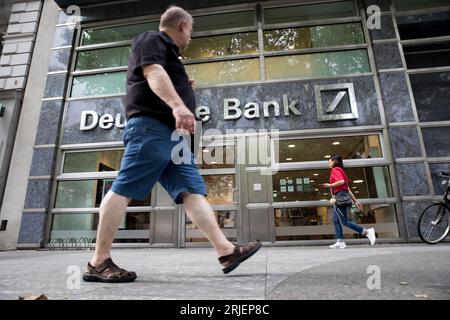 Berlin, Deutschland. August 2023. Am 22. August 2023 stand das Gebäude der Deutschen Bank am Kurfürstendamm 28 in Berlin inmitten der deutschen Wirtschaftskrise. Trotz der Bemühungen, durch turbulente Gewässer zu navigieren, blieb das saisonbereinigte reale Bruttoinlandsprodukt (BIP) des Landes im zweiten Quartal 2023 unverändert und spiegelte die Performance des Vorquartals wider. Dieser Mangel an Wachstum ist auf eine geschwächte Auslandsnachfrage und steigende Finanzierungskosten zurückzuführen. (Foto: Michael Kuenne/PRESSCOV/SIPA USA) Credit: SIPA USA/Alamy Live News Stockfoto