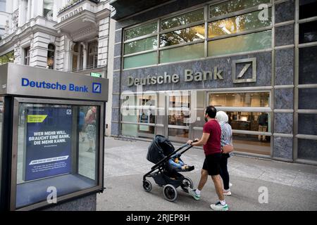 Berlin, Deutschland. August 2023. Am 22. August 2023 stand das Gebäude der Deutschen Bank am Kurfürstendamm 28 in Berlin inmitten der deutschen Wirtschaftskrise. Trotz der Bemühungen, durch turbulente Gewässer zu navigieren, blieb das saisonbereinigte reale Bruttoinlandsprodukt (BIP) des Landes im zweiten Quartal 2023 unverändert und spiegelte die Performance des Vorquartals wider. Dieser Mangel an Wachstum ist auf eine geschwächte Auslandsnachfrage und steigende Finanzierungskosten zurückzuführen. (Foto: Michael Kuenne/PRESSCOV/SIPA USA) Credit: SIPA USA/Alamy Live News Stockfoto