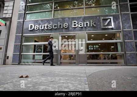 Berlin, Deutschland. August 2023. Am 22. August 2023 stand das Gebäude der Deutschen Bank am Kurfürstendamm 28 in Berlin inmitten der deutschen Wirtschaftskrise. Trotz der Bemühungen, durch turbulente Gewässer zu navigieren, blieb das saisonbereinigte reale Bruttoinlandsprodukt (BIP) des Landes im zweiten Quartal 2023 unverändert und spiegelte die Performance des Vorquartals wider. Dieser Mangel an Wachstum ist auf eine geschwächte Auslandsnachfrage und steigende Finanzierungskosten zurückzuführen. (Foto: Michael Kuenne/PRESSCOV/SIPA USA) Credit: SIPA USA/Alamy Live News Stockfoto