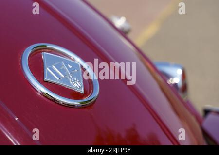 Waltershausen, Deutschland - 10. Juni 2023: Ein Vintage IFA F9. Ansicht des Logos auf der Heckklappe. Stockfoto