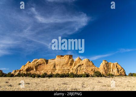 Locomotive Point, ein farbenfroher Navajo Sandstone-Monolith im Head of Sinbad-Gebiet des San Rafael Swell in Utah. Stockfoto