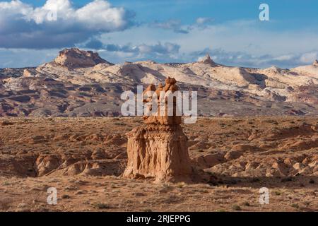 Die Three Sisters oder Three Kings, eine Sandsteinformation aus Entrada im Gobllin Valley State Park, Utah, mit dem San Rafael Reef dahinter. Stockfoto