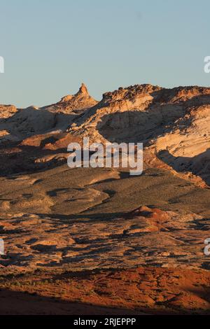 Tongue of Darker Carmel Formation Schlammstein ragen über helleren Navajo Sandstone des San Rafael Reef im Süden von Zentral-Utah. Crack Canyon BLM Stockfoto