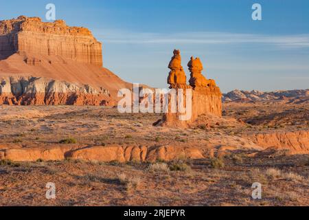 The Three Sisters or Three Kings, eine Sandsteinformation aus Entrada im Gobllin Valley State Park, Utah, mit Wild Horse Butte. Stockfoto