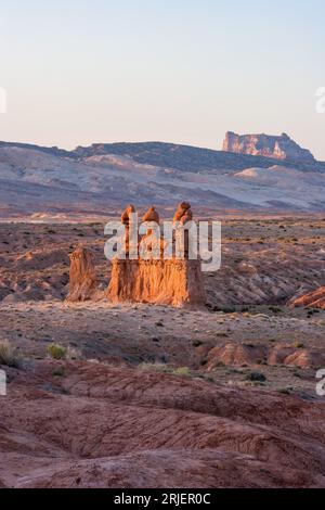 Die Three Sisters oder Three Kings, eine Sandsteinformation aus Entrada im Gobllin Valley State Park in der Nähe von Hanksville, Utah, mit dem Temple Mountain dahinter. Stockfoto