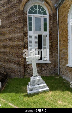 Grabstein von Reverend Henry Redmayne Holme, dem ersten Residenzbischof von St. John's Anglican Cathedral in Belize City, Belize. Stockfoto