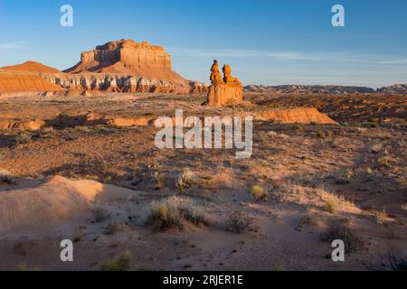 The Three Sisters or Three Kings, eine Sandsteinformation aus Entrada im Gobllin Valley State Park, Utah, mit Wild Horse Butte. Stockfoto